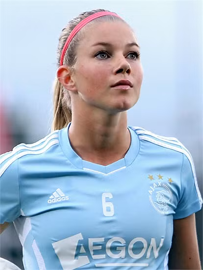 Phiêu bạt qua nhiều CLB sau đó như FC Utrecht, Bristol, Ajax, mới nhất, cô đã gia nhập Arsenal - đội bóng danh tiếng của nước Anh.