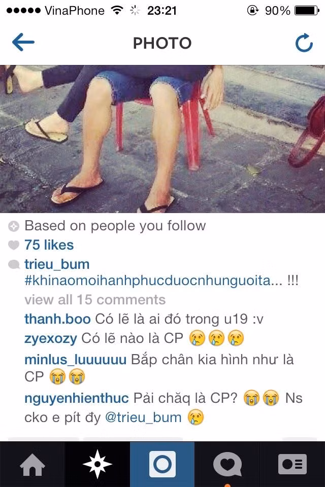 Đông Triều vốn chơi khá thân thiết với Công Phượng nên ngay sau khi anh tải lên bức ảnh với lời tựa "Khi nào mới hạnh phúc được như người ta..." dễ khiến người hâm mộ suy đoán nhân vật trong ảnh chính là đội trưởng của U19 Việt Nam.