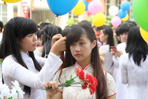 Tết tóc cho nhau ngày khai giảng.