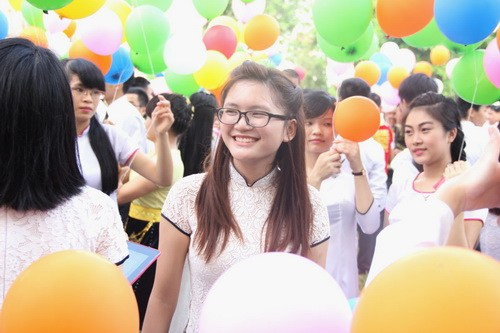 Các nữ sinh viên khoe nụ cười tươi tắn ngày khai giảng.