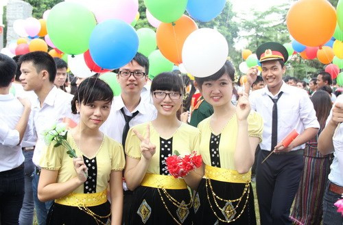 Khoe sắc trong trang phục dân tộc.