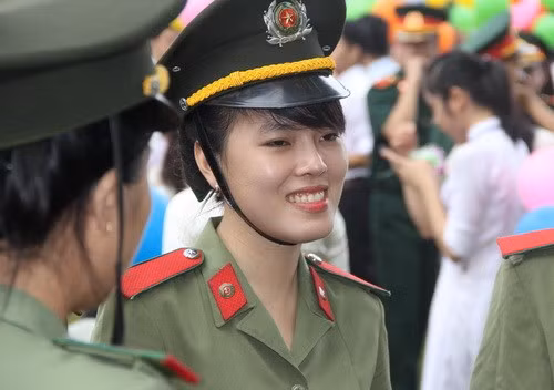 Xinh rạng ngời trong bộ quân phục...