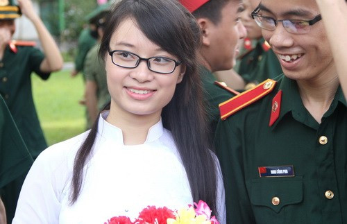 Dịu dàng trong tà áo dài truyền thống.