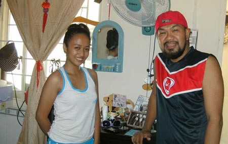 Dẫu vất vả nhưng anh em nhà Anna vẫ nở nụ cười lạc quan.