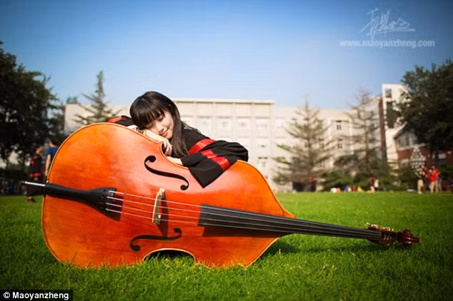 Cũng trong mùa tuyển sinh năm ngoái, Bảng xếp hạng các trường đại học nhiều mỹ nam do cư dân mạng bình chọn cũng được công bố. Sinh viên các trường cho biết: "Đây là hình thức chiêu sinh mới, không chỉ thu hút thêm nhiều sinh viên nữ, các nam sinh viên cũng muốn đến những trường trong top để “thơm lây” vì danh tiếng của trường”. Ba trường đứng đầu danh sách này là ĐH Thâm Quyến, ĐH Tế Nam, ĐH Sư phạm Kỹ thuật Quảng Đông. Trường ĐH Y Quảng Đông nổi tiếng có nhiều “mọt sách” cũng lọt vào danh sách này.