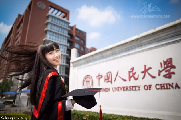 Trung Quốc dùng trai xinh, gái đẹp để “dụ” tân sinh viên. Năm ngoái, cô nữ sinh Trung Quốc có tên Kang Kang đã trở nên nổi đình nổi đám một thời gian dài vì cô là nguyên nhân làm sập trang web của trường đại học cô đang theo học.