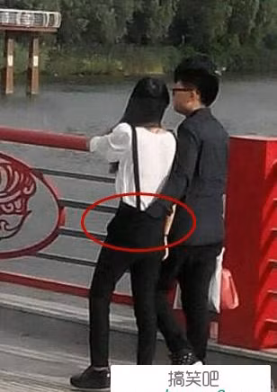 Thể hiện tình yêu quá lố nơi công cộng...