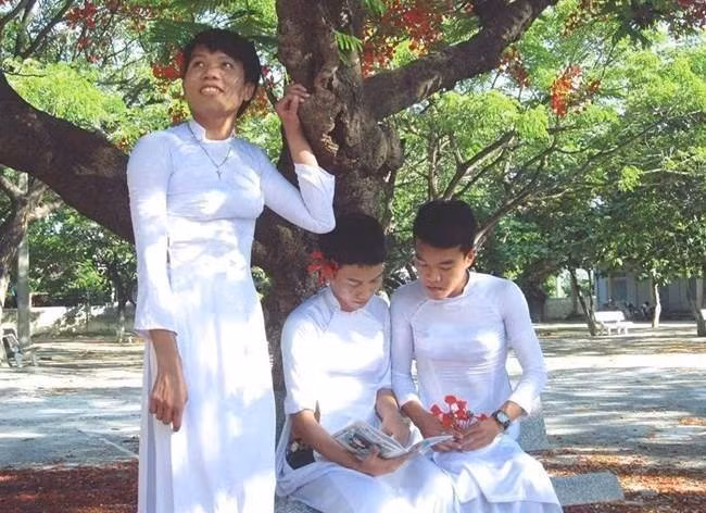 Nam sinh "dịu dàng" trong tà áo dài.