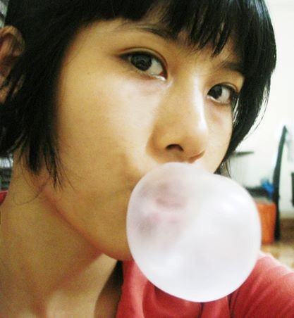 Ngoài đời, T. là một cô gái dễ thương, xinh xắn. Nhưng trong đoạn chia sẻ được cô đăng tải vào tháng 8/2014, T. viết những dòng khá tâm trạng: "Từ bao giờ, mình trở nên yếu hèn và ỉu xìu không chút sức sống vậy rồi. Mình không còn là mình, luôn vô tư vô lo, luôn tràn đầy năng lượng, luôn yêu thương cuộc sống, luôn mỉm cười và thấy vạn vật đều kỳ diệu, mọi điều đều đáng yêu". Phần cuối, cô chia sẻ: "Mình phải đi tìm câu trả lời. Tạm biệt mọi người, tạm biệt cuộc đời, tạm biệt em (ngày hôm qua)".