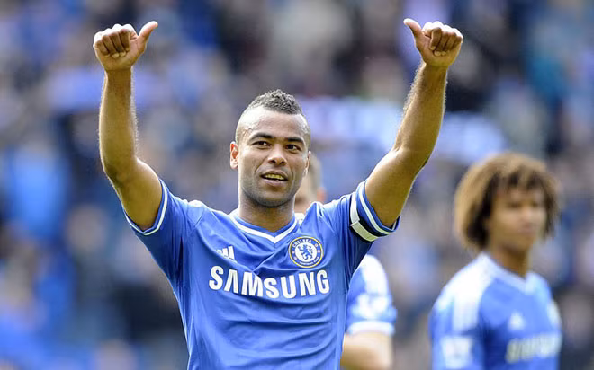 Ashley Cole và điều khoản cấm bắn. Vào năm 2011, Ashley Cole nghịch ngợm một khẩu súng trường hơi trên sân tập của Chelsea, loại súng có thể gây chết người nhưng không cần phải có giấy phép sử dụng ở Anh. Vì nghĩ rằng khẩu súng chưa nạp đạn, Cole đã bắn vào một sinh viên thực tập ở sân tập Chelsea, khiến anh này bị thương. Cole sau đó bị phạt 250 ngàn bảng Anh.