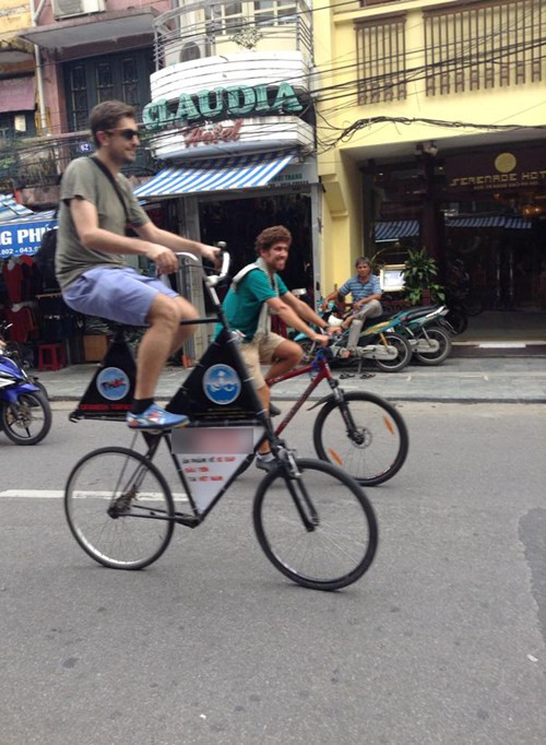 Khách Tây gây chú ý trên đường phố Việt với chiếc xe đạp có thiết kế siêu độc. Ảnh: FB Vân Anh.