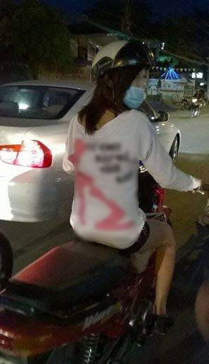 Gái trẻ thản nhiên diện chiếc áo in hình "nhạy cảm" gây sốc.