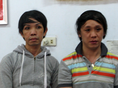 Chiến (trái) và Quang tại cơ quan điều tra.