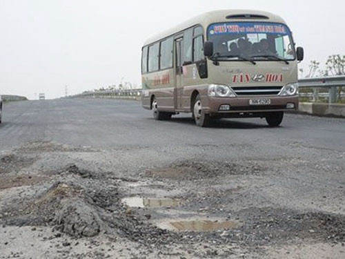 Việc lún, nứt trên đường cao tốc Cầu Giẽ - Ninh Bình từng gây ra phản ứng trong dư luận.