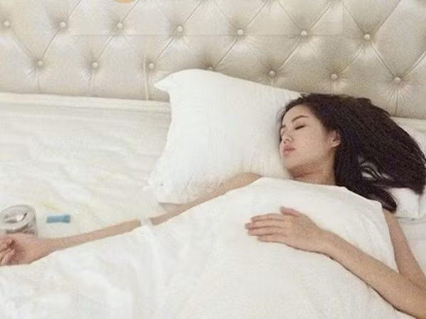 Hình ảnh hot girl nằm liệt giường, liên tục sốt khi dính phải scandal tình ái đã khiến cô nhận nhiều lời chỉ trích. Vì trước đó vài tiếng Tâm bị cánh paparazzi chụp lại hình ảnh cười đùa vui vẻ khi bước chân xuống sân bay trở về Việt Nam sau chuyến công tác.