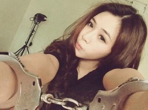 Đây có lẽ là một trong những hình ảnh đáng quên nhất của Hà Min. Sau những ồn ào liên quan đến hình ảnh, hot girl này chọn lối sống kín đáo và cẩn trọng trong việc giữ hình ảnh trên mạng xã hội hơn.