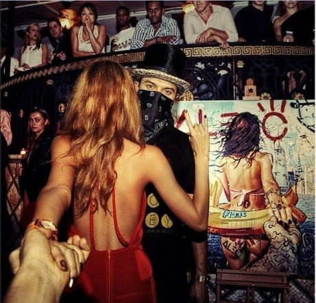 Trong hai năm qua, rất nhiều tín đồ của nhiếp ảnh, du lịch say mê theo dõi bộ ảnh chủ đề “Follow me” của nhiếp ảnh gia người Nga Murad Osmann trên Instagram. Mặc dù là chủ đề chính của các bức ảnh, song mọi người chưa từng thấy khuôn mặt của Nataly Zakharova, cô người yêu của Murad, mà toàn phải thấy dáng người phía sau.