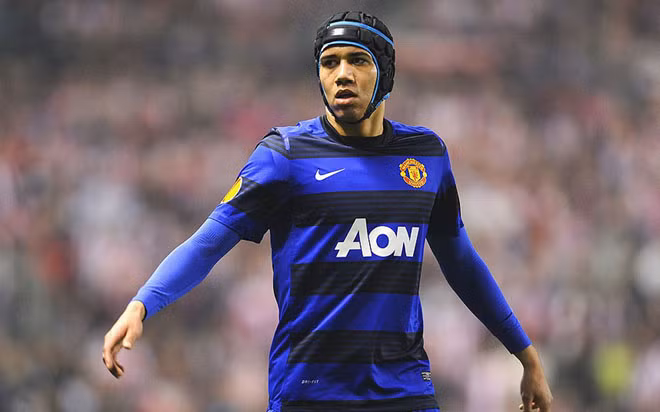 Chris Smalling và điều khoản hóa trang. Trong một tiệc hóa trang, nhìn chung các ý tưởng hóa trang rất đa dạng. Bạn có thể trở thành một cao bồi hoặc một ngôi sao Hollywood. Nhưng bạn đừng nên là một trùm khủng bố hay một tay đánh bom cảm tử, ở Anh, đất nước rất nhạy cảm với chủ đề này. Chris Smalling đã diện nguyên một bộ đồ đánh bom cảm tử trong một bữa tiệc tháng 1/2014, và có lẽ Man United phải cấm anh.