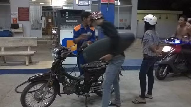 Thanh niên rất ít khi đi đổ xăng!