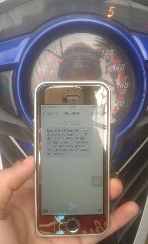 Nam thanh niên khoe "gấu", xe, điện thoại trá hình?