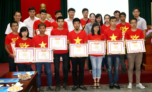 Lãnh đạo Trung ương Đoàn, Trung ương Hội Sinh viên Việt Nam và lãnh đạo Thành ủy Hà Nội, Thành đoàn Hà Nội cùng các bạn trẻ được nhận bằng khen. Ảnh: tuoitrethudo.vn.