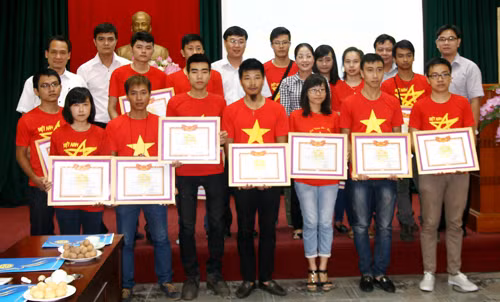 Lãnh đạo Trung ương Đoàn, Trung ương Hội Sinh viên Việt Nam và lãnh đạo Thành ủy Hà Nội, Thành đoàn Hà Nội cùng các bạn trẻ được nhận bằng khen. Ảnh: tuoitrethudo.vn.