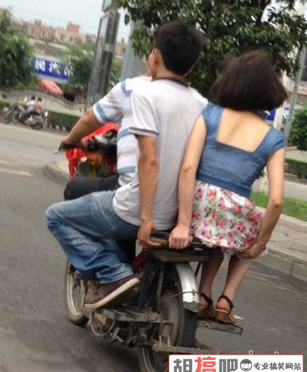 Anh một bên, em một bên.