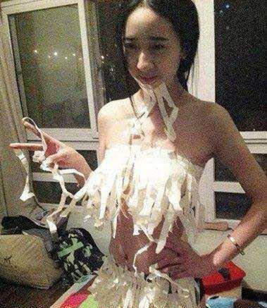 Thời trang rách te tua của gái xinh.