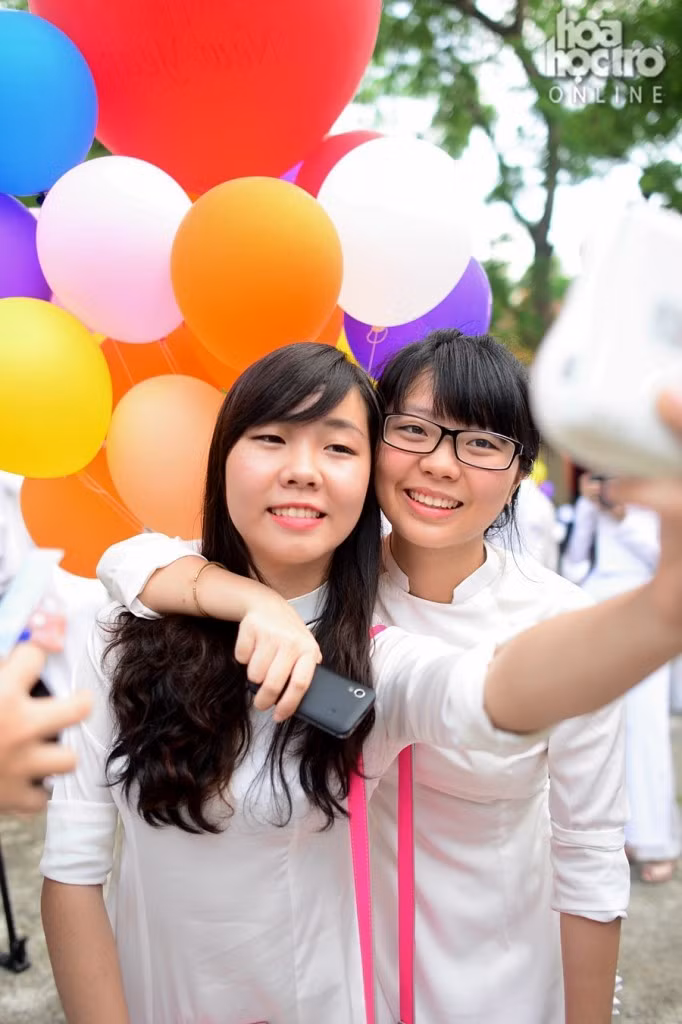 Cùng ngắm nhìn những khoảnh khắc xúc động của teen Chu Văn An trong buổi lễ bế giảng ngày hôm nay các bạn nhé!