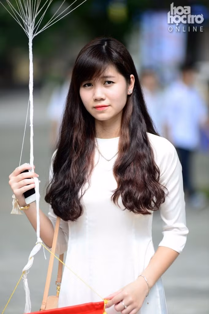 Những chùm bóng bay bay cao, cao mãi lên bầu trời như gói trong nó cả những ký ức hôm qua, những ước mơ về ngày mai của tuổi trẻ.