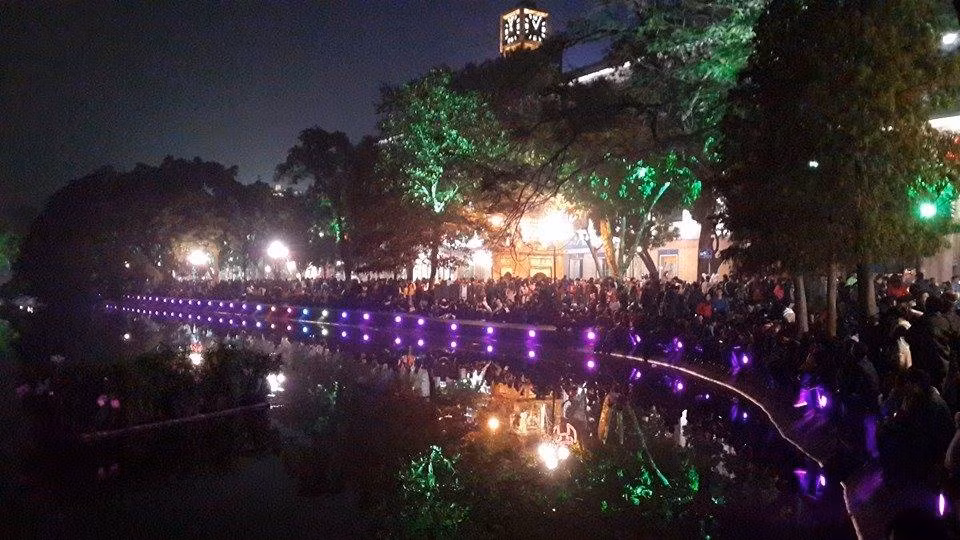 Mặc dù thời tiết rất lạnh, hàng ngàn người dân Thủ đô vẫn xuống đường đón chào năm mới tại Bờ Hồ đêm 31/12. Ảnh: FB Cao Anh Tuan.