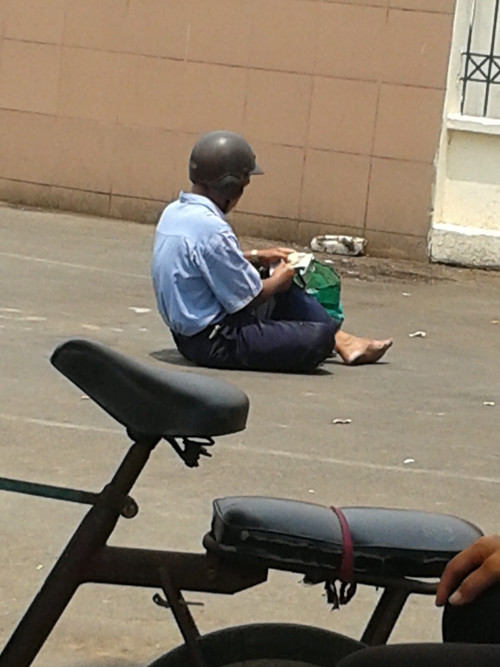 Ông già ngồi lăn trước cổng bến xe để xin tiền theo chỉ dẫn của bọn “chăn dắt”.