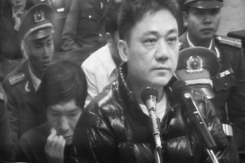 Dũng “Bắc Kạn” tại phiên tòa xét xử Dương Tự Trọng và đồng phạm về hành vi tổ chức đưa Dương Chí Dũng trốn ra nước ngoài. Ảnh: NĐT.