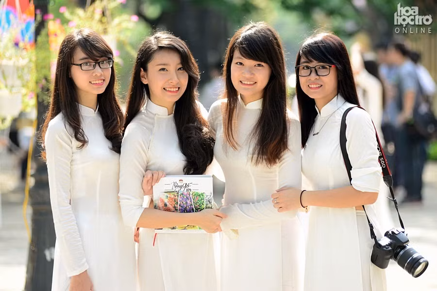 Thanh Huyền (lớp 12D1) nghẹn ngào chia sẻ: “Chu Văn An đã mang lại cho mình nhiều kỷ niệm. Ở nơi đây, mình đã có những ký ức đẹp nhất. Những phòng học cổ kính, những bậc thang mòn dấu thời gian, nhà Bát Giác, thư viện cùng những người bạn thân thiết. Tất cả sẽ mãi là điều đẹp đẽ nhất”.