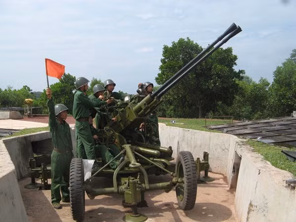 Pháo phòng không sẵn sàng khai hỏa tiêu diệt mục tiêu trên không.