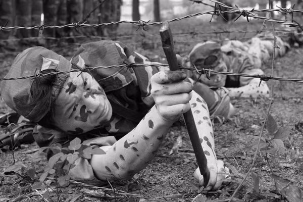 Chiến sĩ trinh sát khắc chế vật cản, tiếp cận mục tiêu đánh địch.