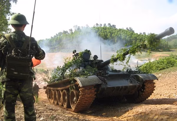 Bộ binh cơ động chiến đấu bên đội hình xe tăng.