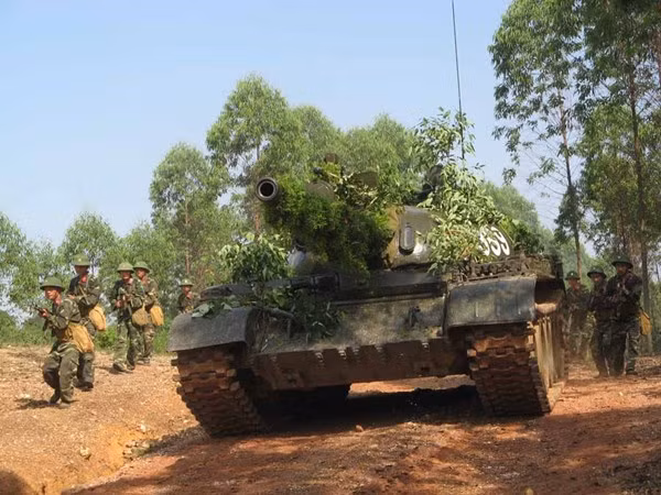 Xe tăng T-54 cùng bộ binh tùng thiết tiến công địch.