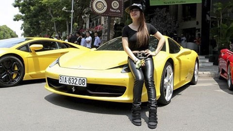 Chị Nguyễn Thị Phương Thúy bên siêu xe Ferrari 458 Italia.