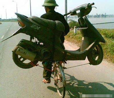 Xe thô sơ chở xe cơ giới.