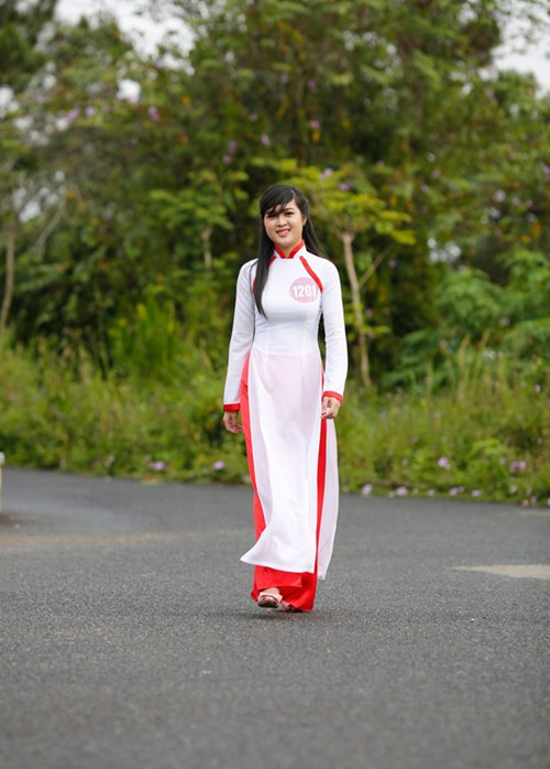 Và không thể thiếu những tà áo dài, trang phục truyền thống tôn vẻ đẹp hình thể cũng như nét dịu dàng, quý phái của người con gái Việt.