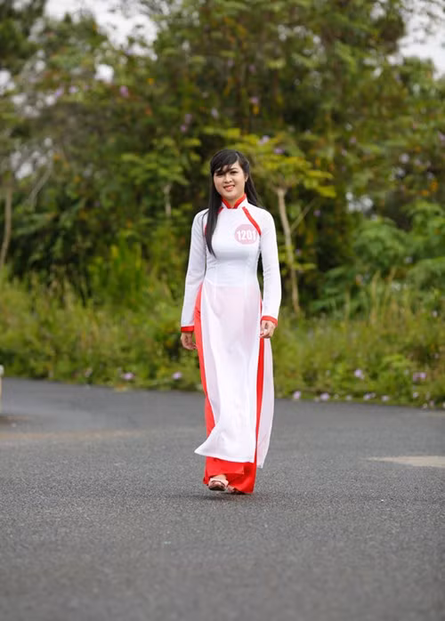 Và không thể thiếu những tà áo dài, trang phục truyền thống tôn vẻ đẹp hình thể cũng như nét dịu dàng, quý phái của người con gái Việt.