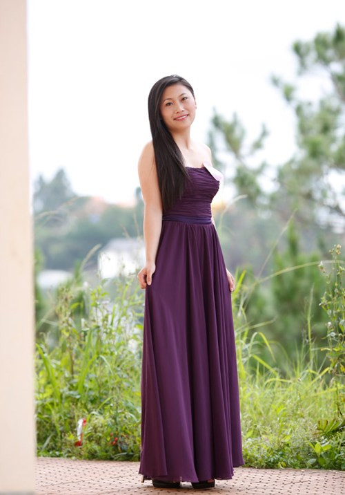 Thí sinh Đỗ Thị Huệ tự tin và gợi cảm trong chiếc đầm quây dạ hội màu tím.