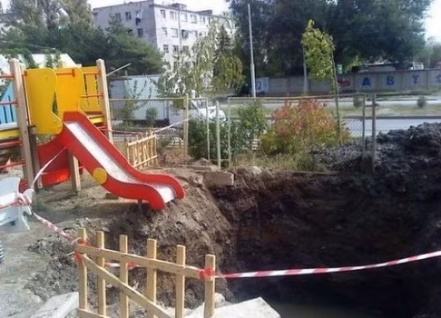 Trượt xuống hố?