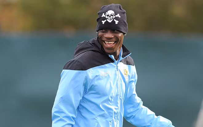 Mario Balotelli và điều khoản hành xử. Cần phải có điều khoản “hành xử như người thường” với Mario Balotelli. Anh túm cổ Roberto Mancini đòi đấm. Anh không thèm ghi bàn trước gôn trống. Anh vùng vằng khi bị thay ra, gây sự để lĩnh thẻ đỏ. Chẳng có chuyện gì là Balo không dám làm. Cần phải có luật, phạt thật nặng.