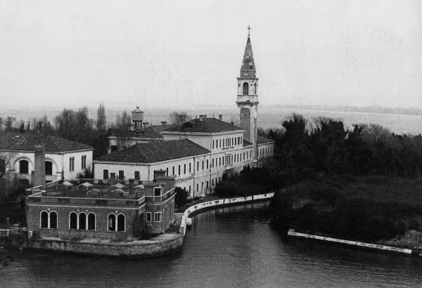 Rất nhiều người đã được đưa đến Poveglia, kể từ đó hòn đảo trở thành điểm đến của sự chết chóc. Khi nạn dịch hạch mang tên "Cái chết đen" tấn công nước Italy vào thế kỷ 14, thi thể của các nạn nhân và tất cả những bệnh nhân còn sống đều bị bắt và di dời tới đảo Poveglia. Nhiều người đã bị chôn vùi, thiêu sống hoặc bị bỏ mặc cho đến chết một cách oan ức.