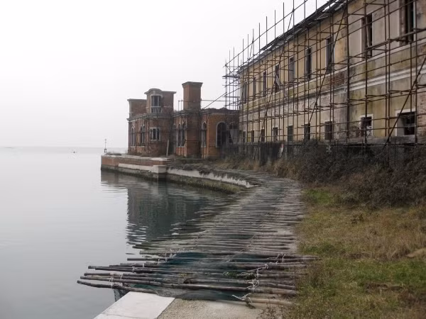 Đảo Poveglia còn nổi tiếng với những cuộc tra tấn bệnh nhân một cách tàn bạo của một bác sĩ quái dị. Hắn đưa các bệnh nhân lên tháp chuông và phẫu thuật họ với các dụng cụ như búa, dùi đục và khoan tay. Tên bác sĩ này sau đó đã chết vì bị chính linh hồn của những người mà hắn tra tấn trước đó quay lại ám ảnh...