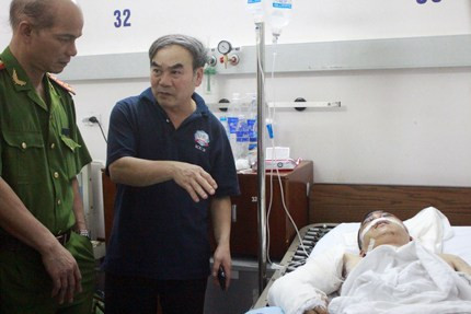 Đại tá Nguyễn Văn Chiến, Phó Giám đốc công an tỉnh Hoà Bình đang thăm nạn nhân. Sức khoẻ nạn nhân đang trong tình trạng hôn mê bất tỉnh.