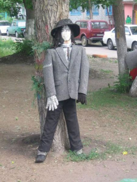 Hình nộm Michael Jackson giữa đường phố.