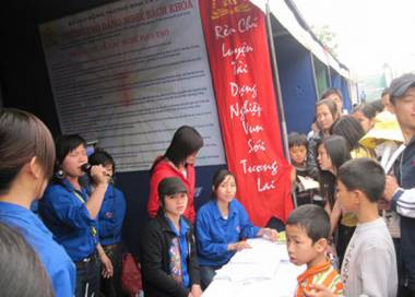 Việt Nam với “độc chiêu” ném phi tiêu trúng học bổng. Bước vào mùa tuyển sinh, các trường đại học, cao đẳng ở Việt Nam cũng đưa ra vô số “chiêu trò” với mục để thu hút học sinh quan tâm tới mình. Độc đáo nhất có lẽ phải kể đến là "tuyệt chiêu" phi tiêu... trúng học bổng của một số trường.